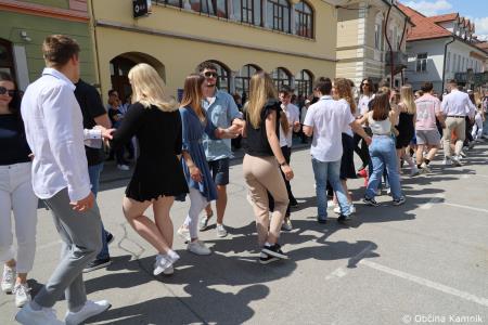 Kamnik danes v znamenju maturantske četvorke, v kateri je zaplesalo preko 200 maturantk in maturantov (61)